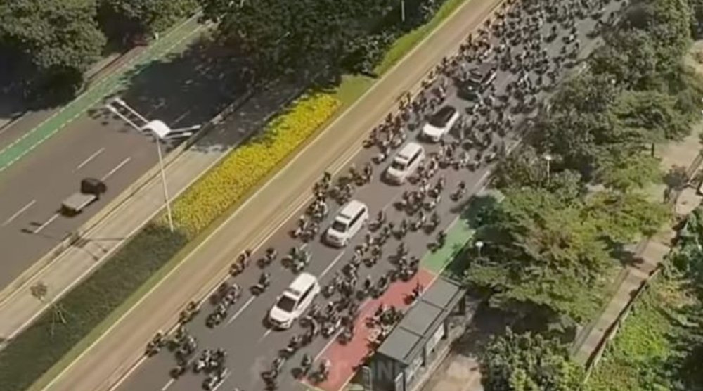 Ratusan Driver Ojol Kawal Pemakaman Affan Kurniawan, Korban Rantis Brimob