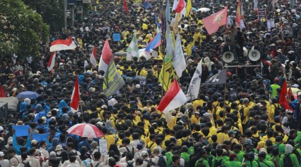Demo DPR Ricuh, Massa Bertahan Meski Diguyur Hujan Deras