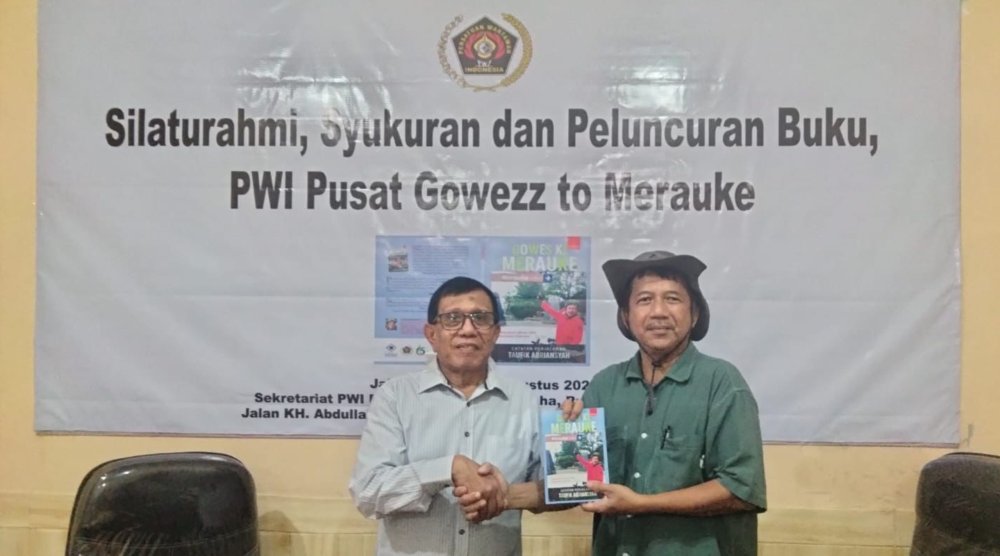 Taufik Abriansyah Serahkan Buku ‘Gowes ke Merauke’ ke PWI