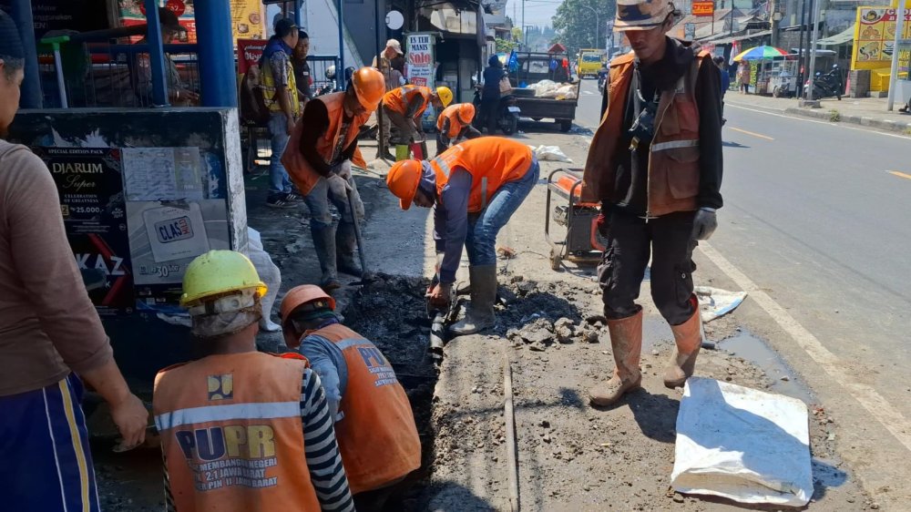 Sumbatan Saluran Drainase Jalan Nasional di Cicurug Sukabumi Dibongkar