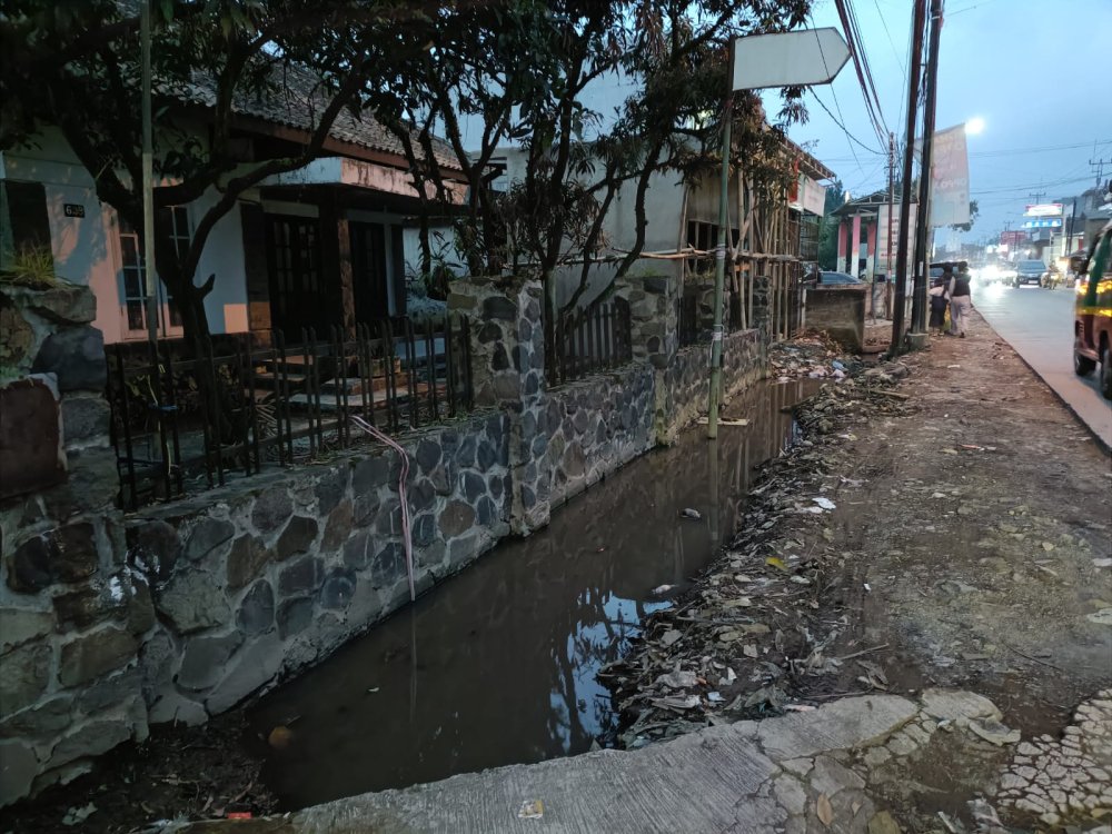 Akibat Drainase Rusak, Sejumlah Pemukiman Warga di Ciparay Terancam Banjir