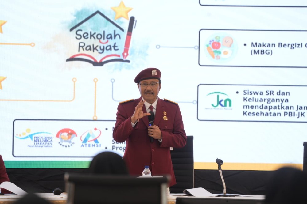 Mensos Kenalkan Seragam Sekolah Rakyat