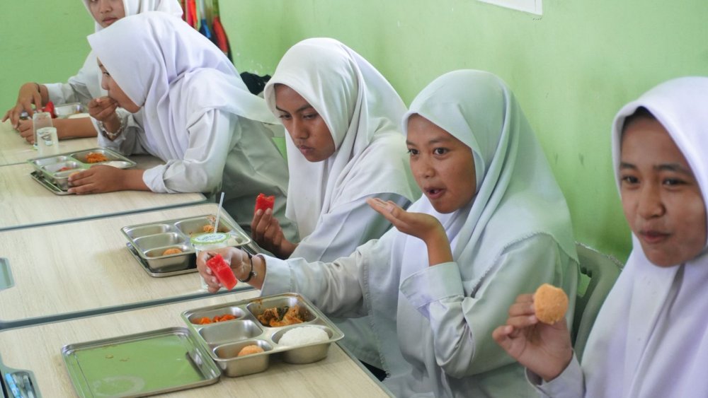 Jelang Pembukaan Hari Santri 2025, Menag Tinjau Pelaksanaan CKG dan MBG di Pesantren Jombang