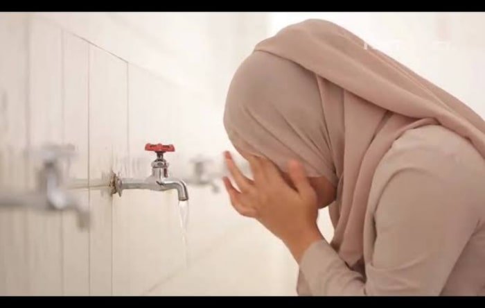 Sahkah Wudhu saat Masih Pakai Make Up?