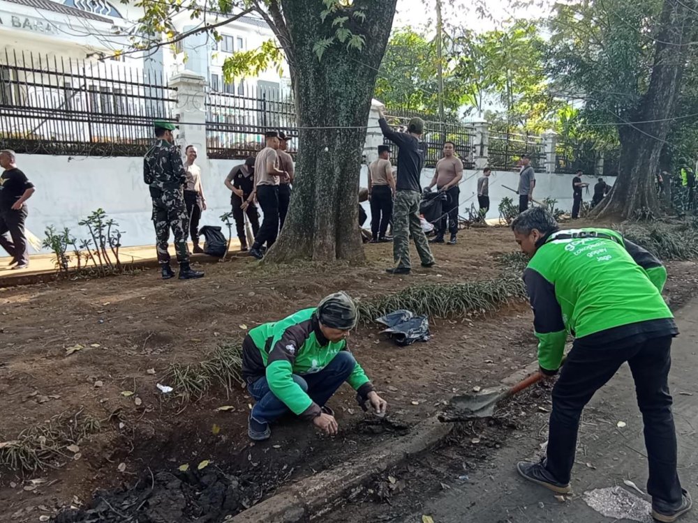 Pangdam III/Siliwangi Gandeng Ojol dan Warga Pulihkan Gedung DPRD Jabar