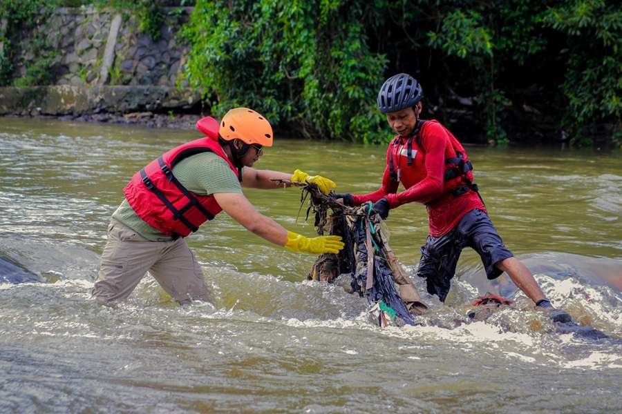 Aksi Bersih di Sungai Ciliwung, 1,8 Ton Sampah Berhasil Diangkut