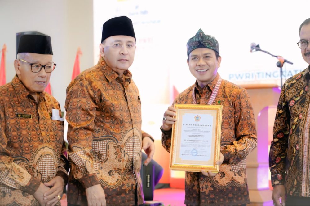 Bupati Bandung Dianugerahi Piagam Penghargaan dan Tanda Kehormatan Wredatama Nugraha Utama