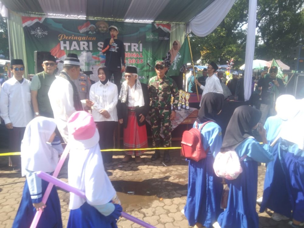Diikuti Ribuan Pelajar, Renie Rahayu Buka Kirab Santri di Majalaya