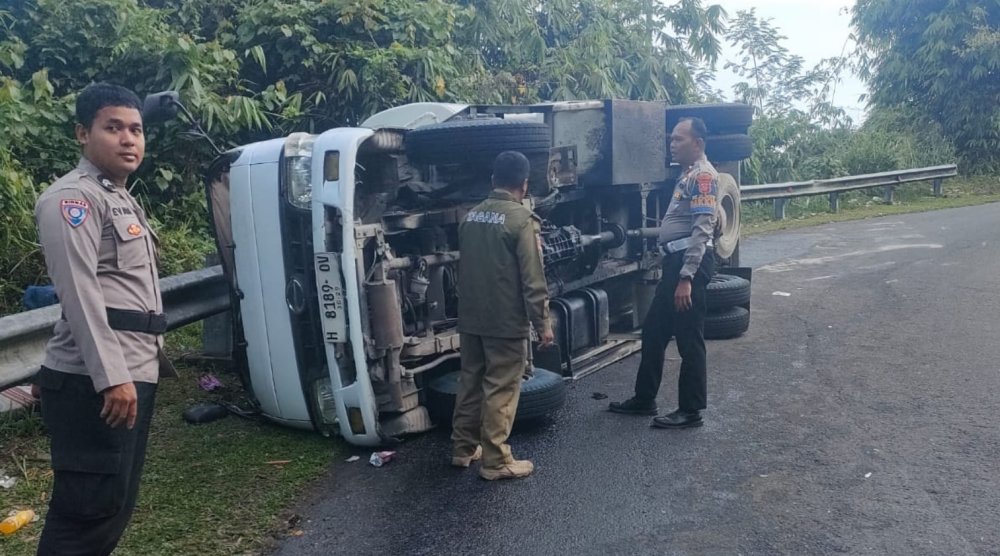 Truk Tangki Terguling di Letter S Cikidang Sukabum
