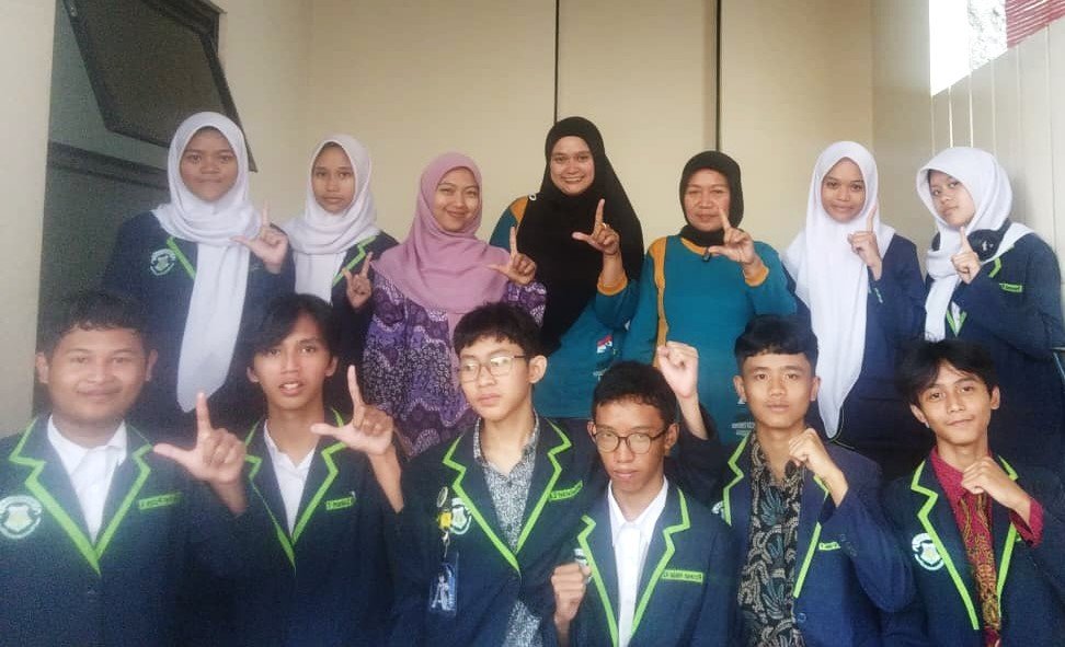 Siswa Kelas IX SMP Bahtera Kunjungi Taman Bacaan Masyarakat (TBM) Sukamulya Cerdas Cinambo