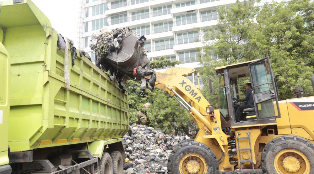 Pemkot Bandung Kerahkan 8 Armada Selesaikan Tumpukan Sampah di Eks TPA Dago