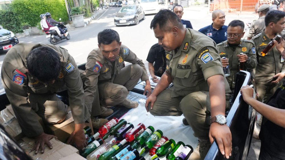 Satpol PP Kota Bandung Tindak Penjual Minol dan Obat Terlarang