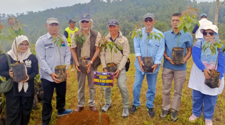 Alumni SMAN Cimindi-13 Bandung Tanam 300 Pohon Alpukat di Ciburial