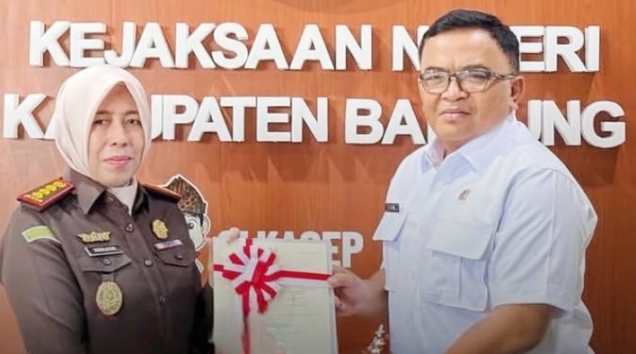 Suasan Penuh Makna Saat Penyerahan Sertipikat Aset Kejaksaan Negeri Kabupaten Bandung