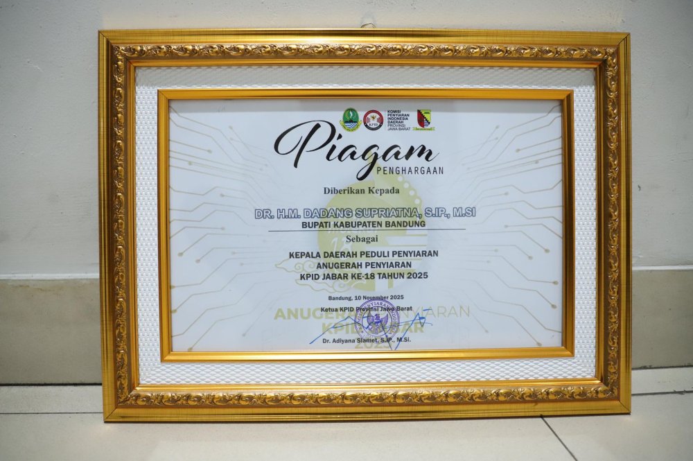 KPID Jabar Anugerahkan Kang DS sebagai Kepala Daerah Peduli Penyiaran