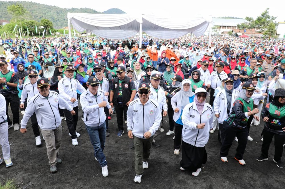 Dalam Rangka HUT ke-80 PGRI, 11.000 Guru Ikuti Giat Fun Walk di Kawasan Wisata Kamojang