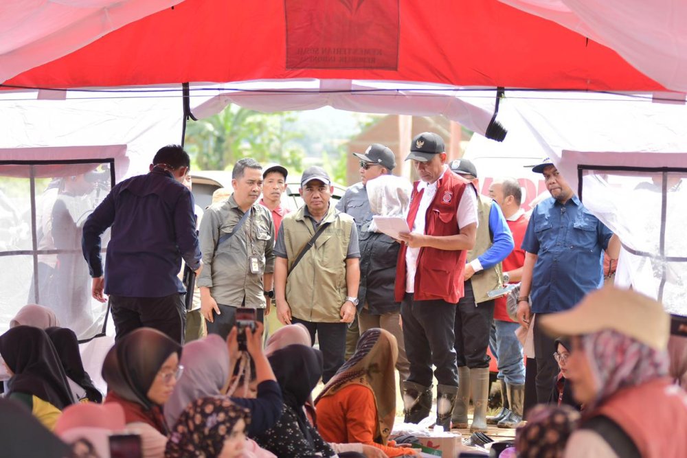 Tinjau Lokasi Longsor Cilacap, Wamensos Serahkan Santunan untuk Korban