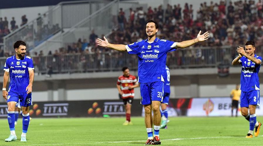 Pesta Gol: Tumbangkan Madura United 4-1, Pangeran Biru Melangkah Ke Posisi 3!