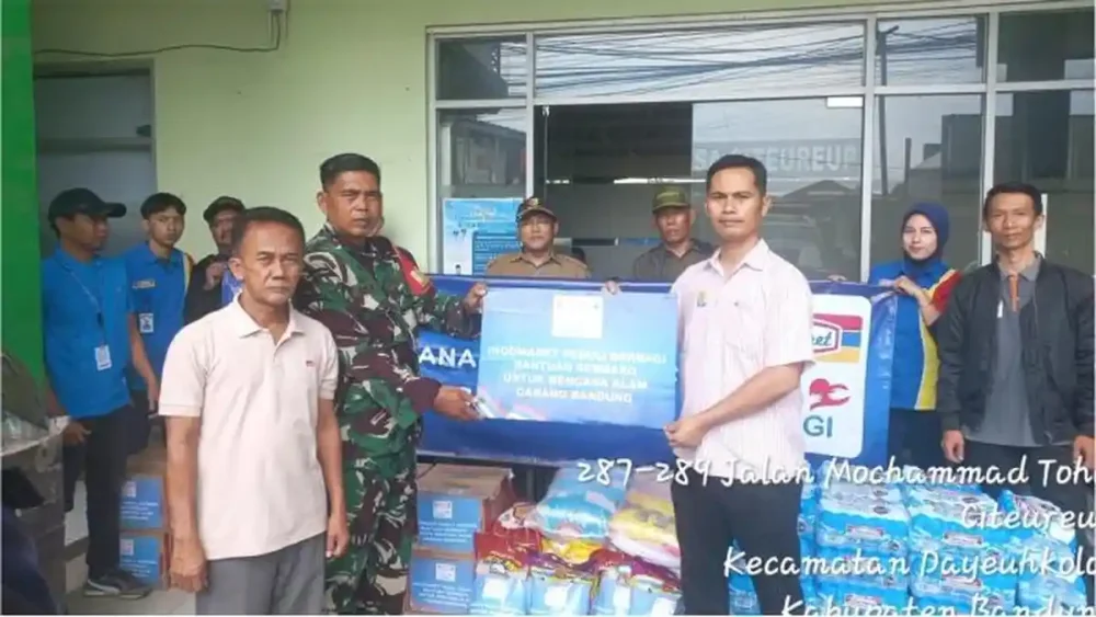 Indomaret Salurkan Bantuan Sembako untuk Warga Terdampak Banjir Andir Cibadak, Air Belum Surut di Hari Kedua