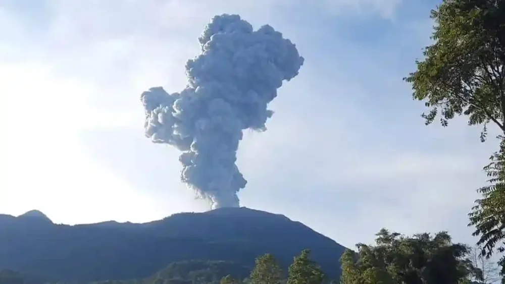 Erupsi Mendadak Gunung Marapi Bikin Panik Warga, Aktivitas di Agam Terhenti