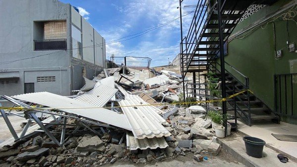 Bangunan Parkir Dua Lantai di Koja Ambruk, Suara Retakan Selamatkan Warga dari Potensi Tragedi