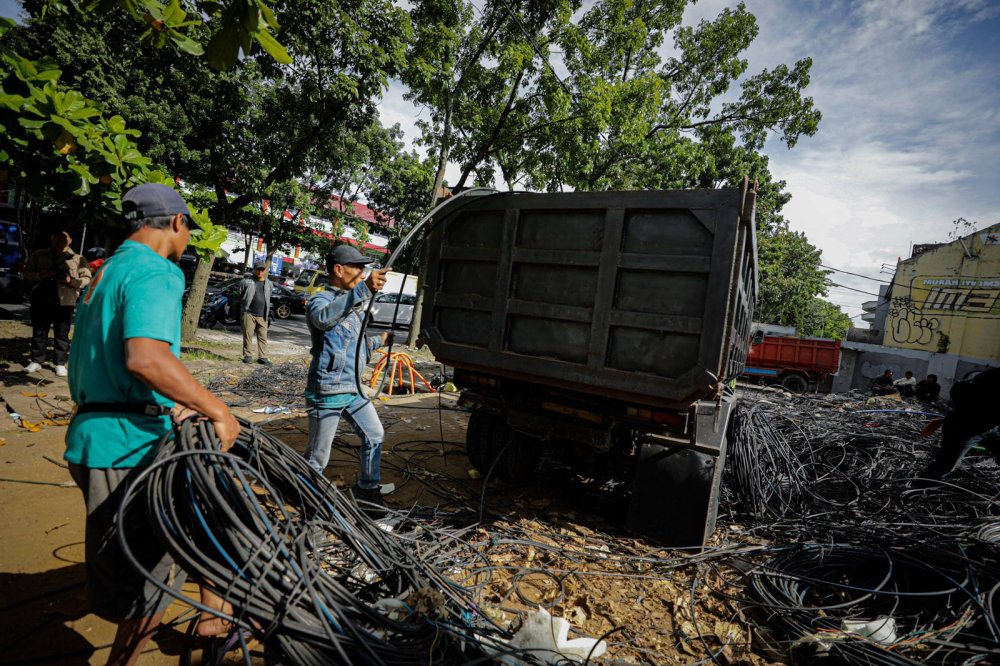 Tragedi Kabel Semrawut Berakhir di Buahbatu, 14 Ton Kabel Udara Diturunkan dalam Satu Malam