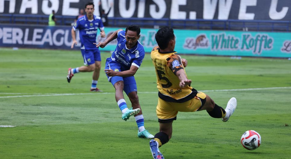 Gol Cepat Beckham Antar Persib Unggul 1-0 atas Persija di Babak Pertama