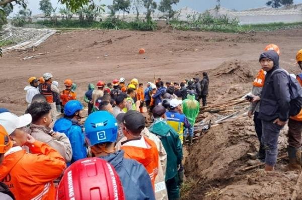 Medan Sempit dan Lumpur Tebal, Alat Berat Mini Jadi Kunci Evakuasi Longsor Cisarua