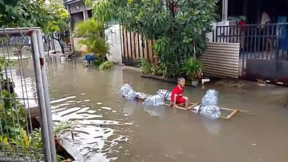 Banjir Rendam 20 Kecamatan di Karawang, Ribuan Warga Dievakuasi ke Titik Aman