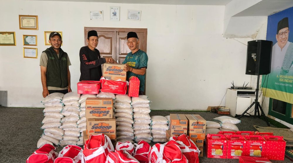 Politik Kehadiran PKB, Tarya Witarsa Serahkan Bantuan Pangan untuk Lansia