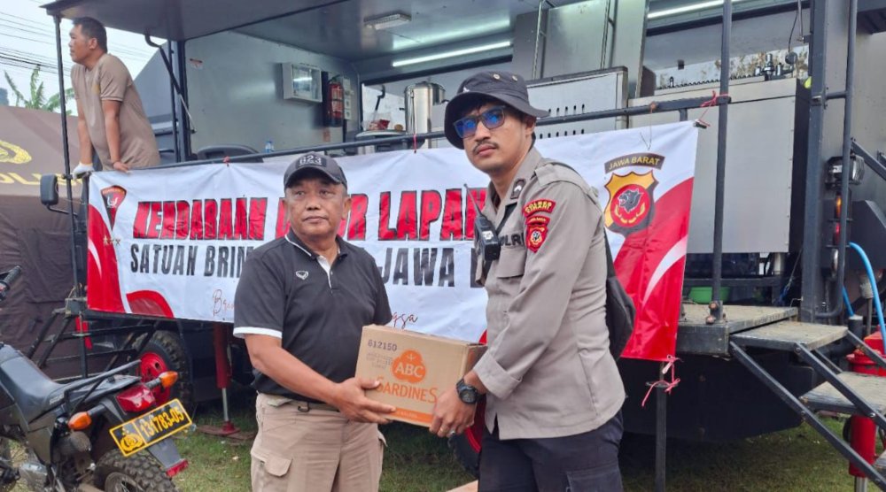 Dapur Lapangan Polda Jabar Bergerak Cepat Penuhi Kebutuhan Pangan Pengungsi Pasirlangu