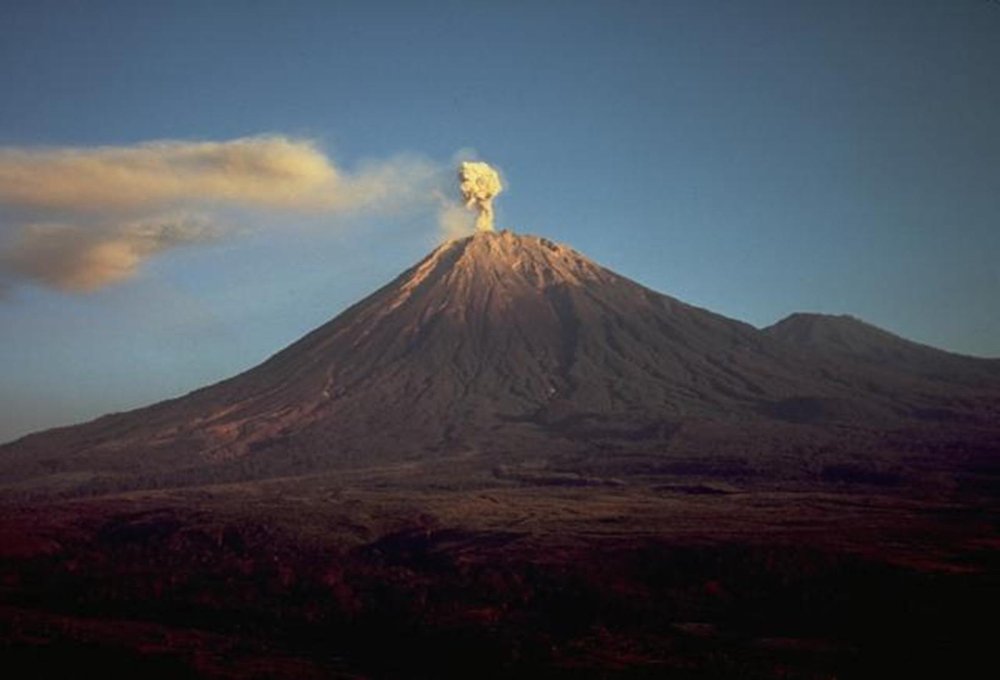 Empat Kali Erupsi Sejak Dini Hari, Aktivitas Gunung Semeru Masih Siaga