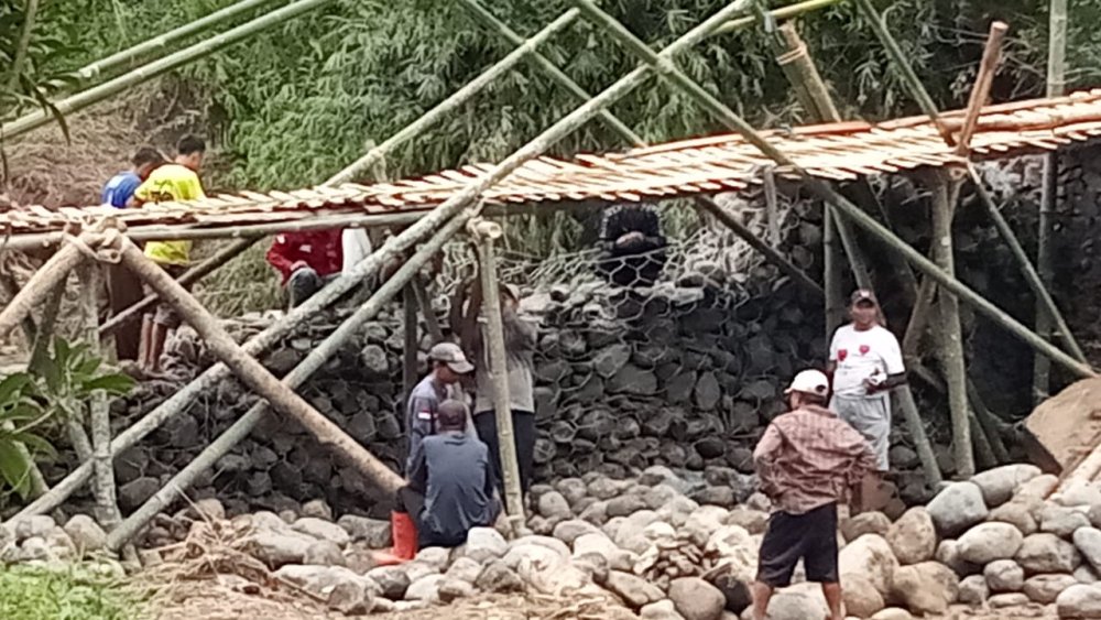 Akses Terputus, Warga Sukamaju Sukabumi Bangun Jembatan Darurat dari Bambu