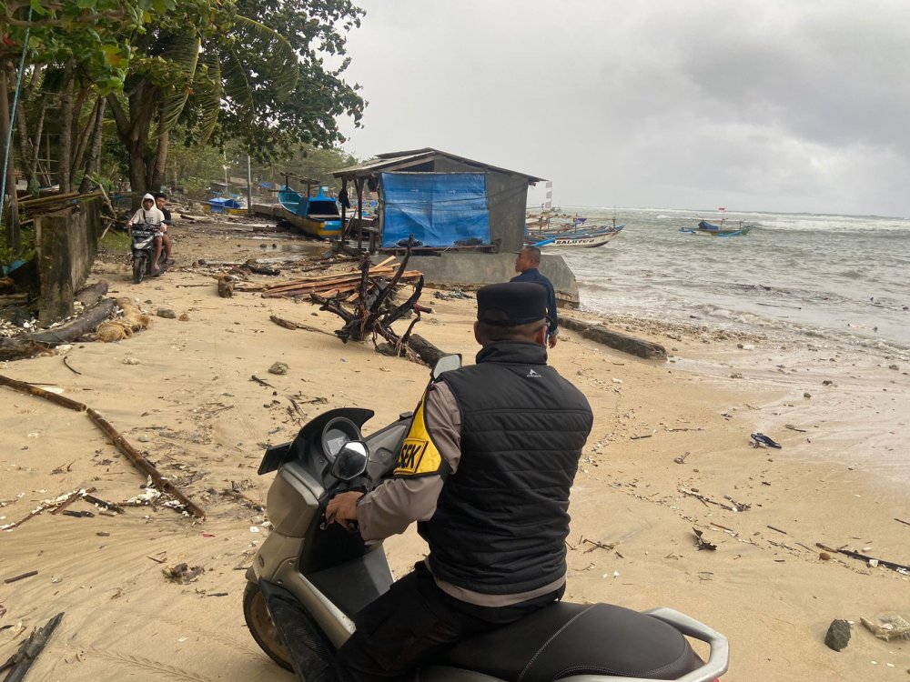 Sempat Diterjang Gelombang Pasang, Wisatawan Pantai Ujunggenteng Diimbau Hati-hati