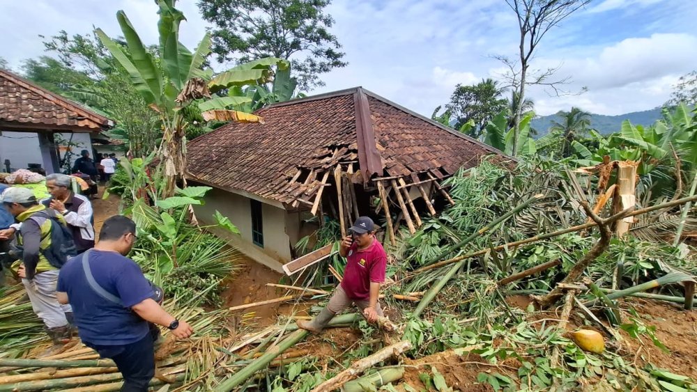 Longsor Rusak Rumah di Bojongsari Sukabumi, Jembatan Putus Disapu Arus