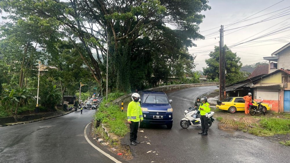 Satlantas Polresta Bandung Terapkan CB One Way di Jalur Nagreg dan Ciwidey