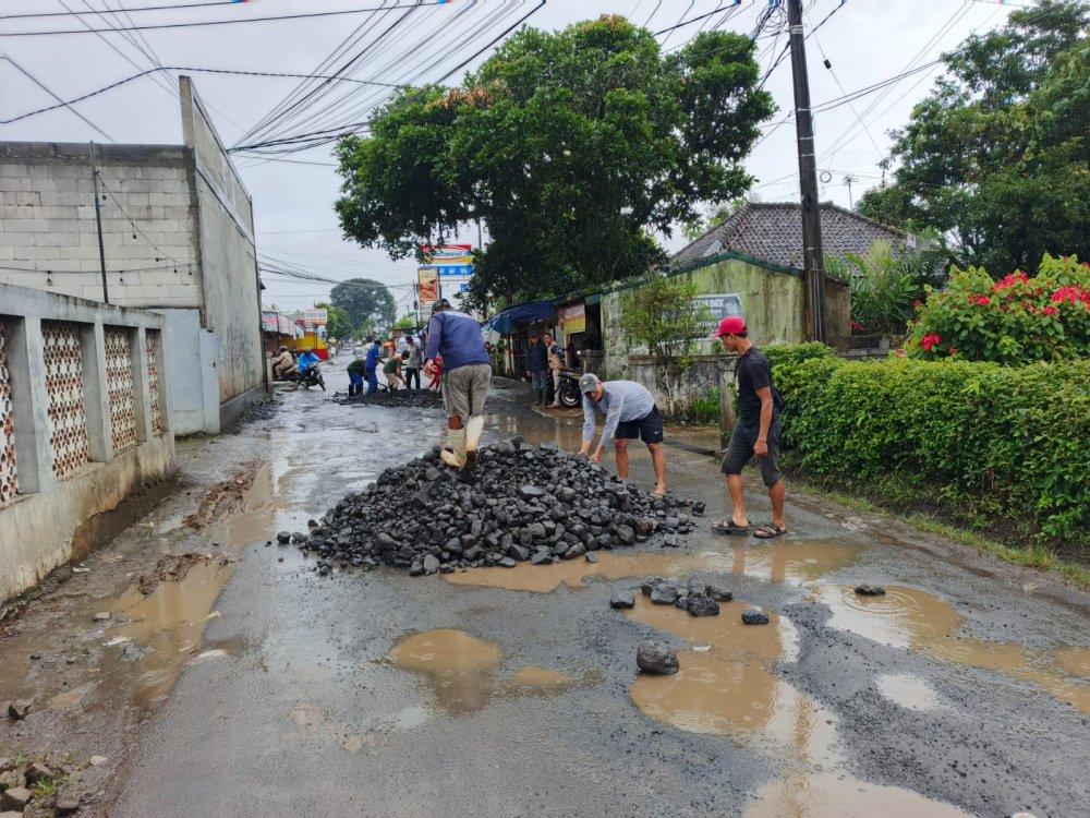 Jalan Karangtengah-Nagrak Berlubang, Pemdes Nagsel Sukabumi Perbaiki Secara Swadaya