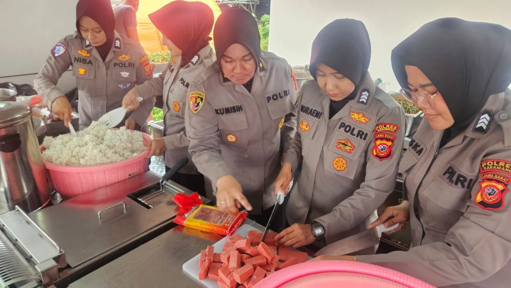 Aksi Humanis Polwan Polda Jabar di Dapur Lapangan Banjir Karawang