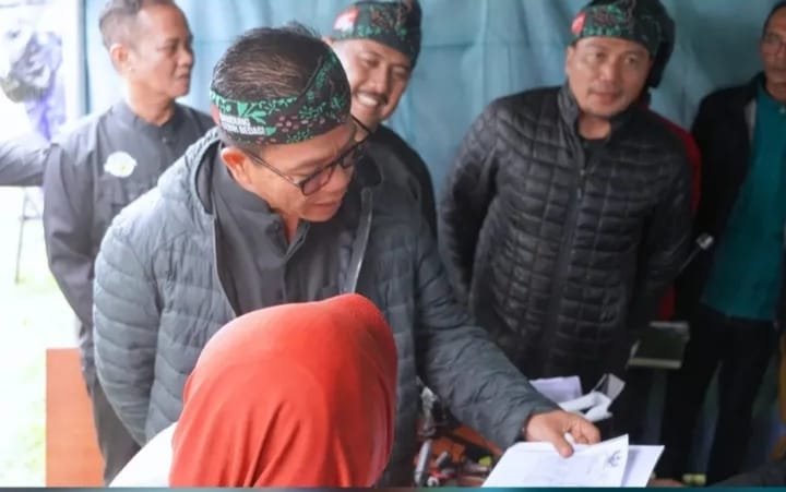 Semarak Bunga Desa di Banjarsari, Bupati Bandung Kunjungi Gerai Disdukcapil