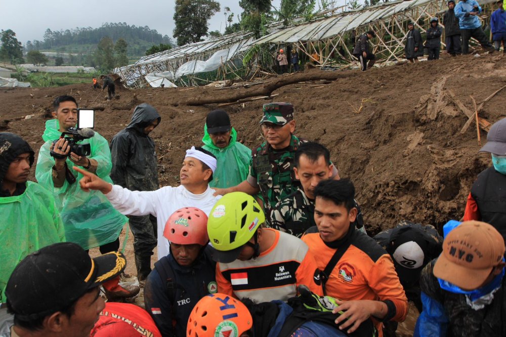 Pangdam III/Siliwangi Tinjau Lokasi Longsor di Pasirlangu, Bandung Barat