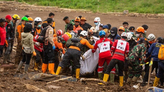 Cuaca Buruk, Pencarian Korban Longsor Cisarua Dihentikan Sementara