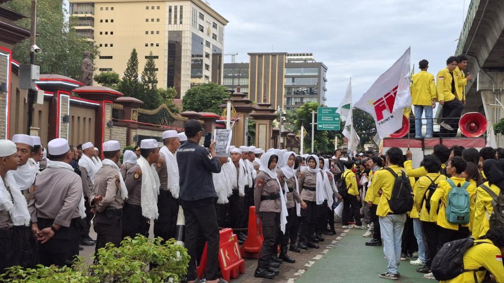 Ramadan di Tengah Aksi: Polisi Bersorban Kawal Demo Mahasiswa di Mabes Polri