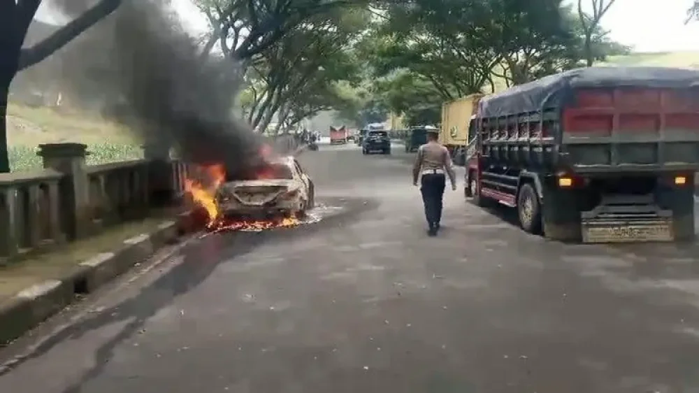 Mobil Sedan Terbakar di Nagreg, Pengemudi Tewas