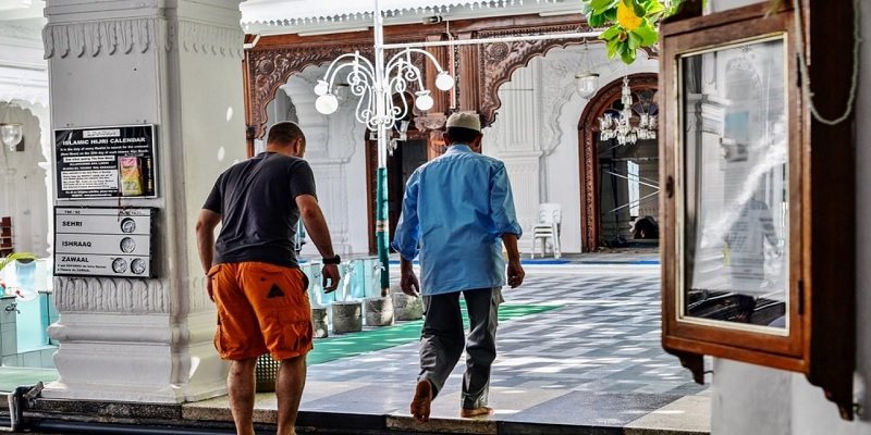 Doa Masuk dan Keluar Masjid: 2 Amalan Penting Penuh Keutamaan dan Rahmat