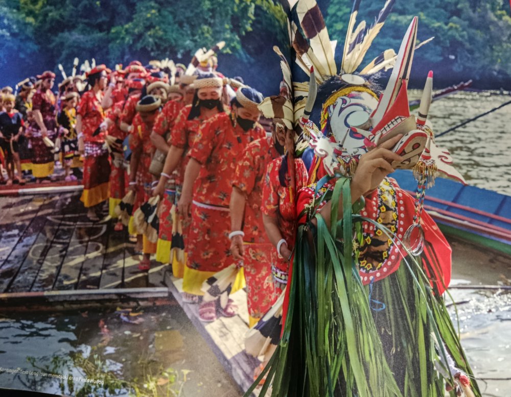 Ati Bachtiar Bertutur di antara Gambar
