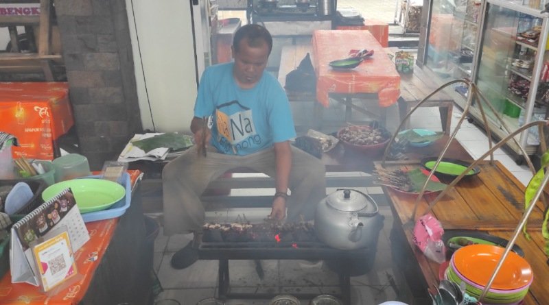 Mang Rusli dan Manisnya Asap Sate Plered