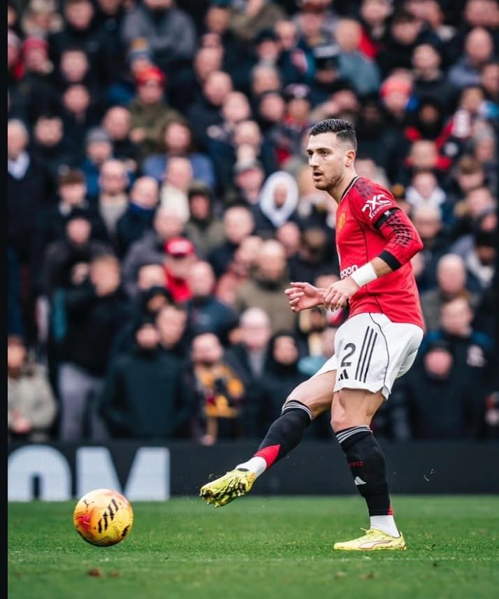 Dalot Ungkap Rahasia Solidnya MU: Ketenangan Lammens dan Sentuhan Carrick Jadi Fondasi