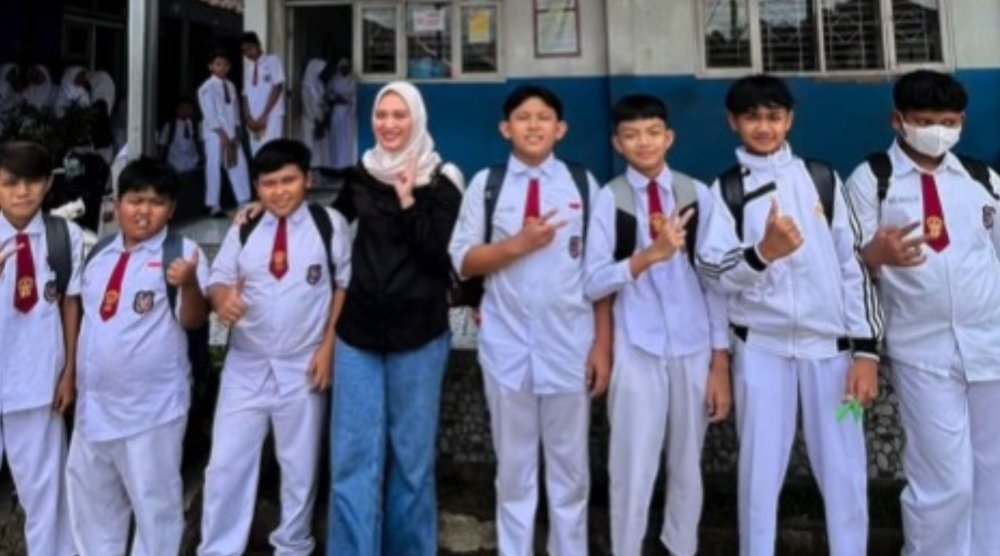 Nostalgia Hangat di SDN Majalaya 2, Nia Purnakania Bertemu Guru yang Kini Jadi Kepala Sekolah