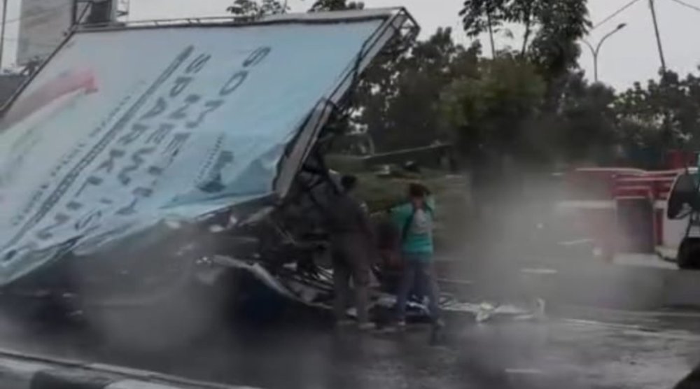 Hujan Deras dan Angin Kencang Landa Bandung, Pohon dan Billboard Tumbang