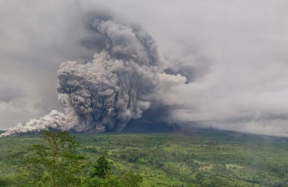 Semeru Empat Kali Erupsi, Abu Capai 600 Meter